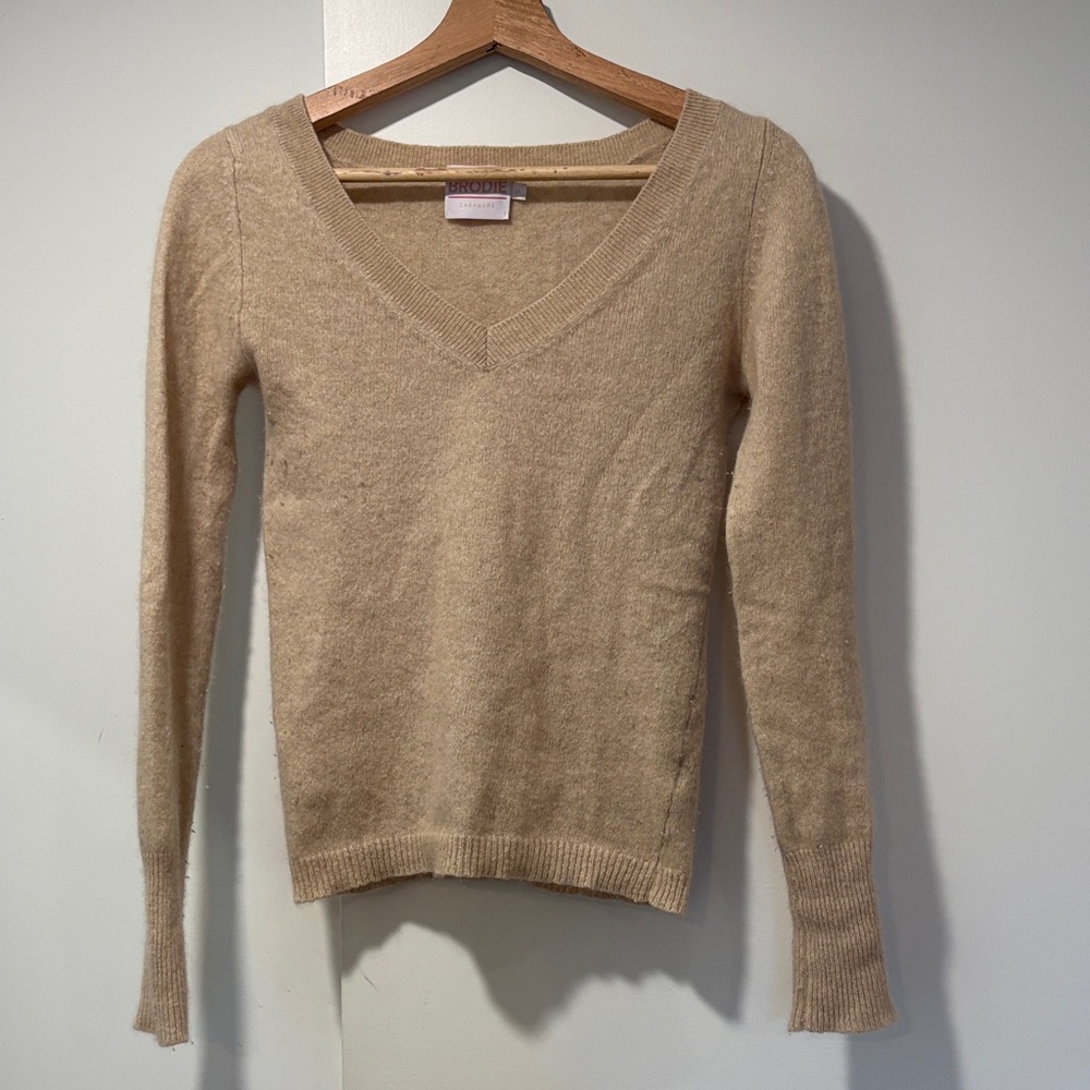 Brodie Cashmere Beige V-Neck Sweater